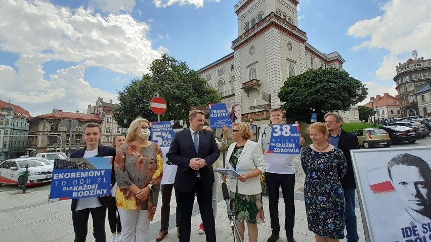 Kampania wyborcza na finiszu. Wsparcie dla młodych, 200 złotych dla matek i 1 procent więcej na służbę zdrowia