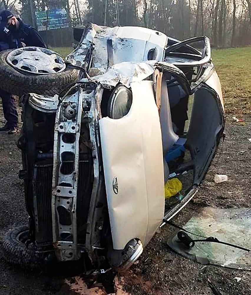 Groźny wypadek na górskiej drodze pod Nowym Sączem. Dwaj kierowcy w szpitalu