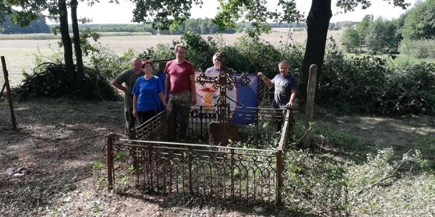 Porządkowali cmentarz ewangelicki w Łąkiem. Natrafili na grób polskiego lotnika z czasów II wojny światowej [zdjęcia]