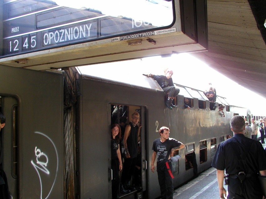 Dworzec w Katowicach, pociąg z koncertu w Żarach, lato 2002