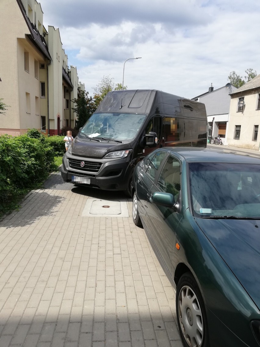 Mistrzowie Parkowania w Wągrowcu i powiecie wągrowieckim. Galeria "dziwnie" zaparkowanych samochodów na ulicach i parkingach