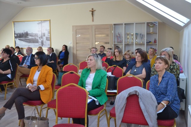 W strażnicy OSP w Lipnie odbyła się konferencja „Wsparcie wychowawcze i psychoprofilaktyczne po powrocie do szkół” dla kadry kierowniczej i specjalistów ze szkół i placówek.