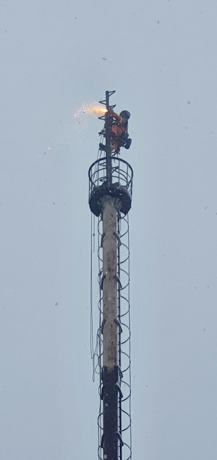 Na Wieży Gocławskiej w Szczecinie pracowali alpiniści! Niecodzienna i trudna akcja [ZDJĘCIA]