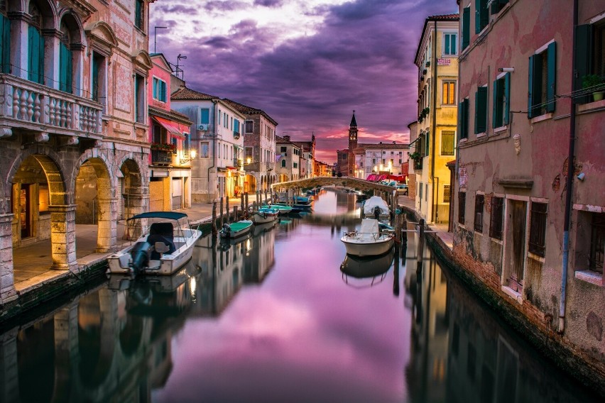 Niezwykłe położenie Wenecji na lagunie i liczne kanały...