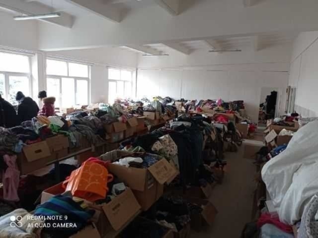 Duże zapotrzebowanie na dary jest w Powiatowym Punkcie Pomocy Ukrainie w Grójcu. Zobacz co się tam dzieje na kolejnych zdjęciach.