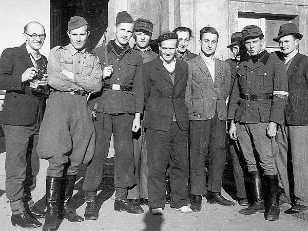 Studenci ze straży akademickiej - ubrani w co kto miał, włącznie z hitlerowskimi mundurami