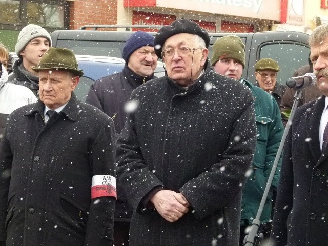 Ksiądz Wysocki (w środku) podczas piątkowych uroczystości