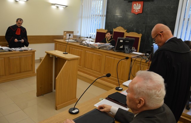Były komendant MO w Piotrkowie oskarżony o zbrodnie komunistyczne (za internowania) przed Sądem Rejonowym w Piotrkowie