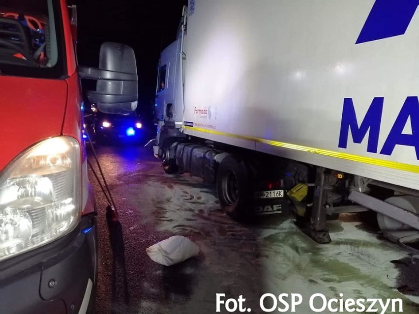 Nocna kolizja auta dostawczego z ciężarowym w Ocieszynie
