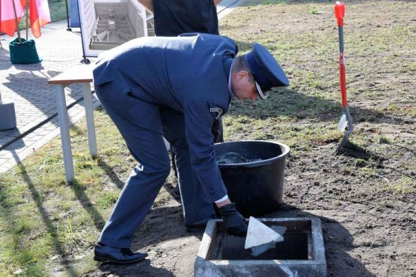 Zdjęcia z uroczystości. Przesuwaj zdjęcia w prawo - naciśnij...