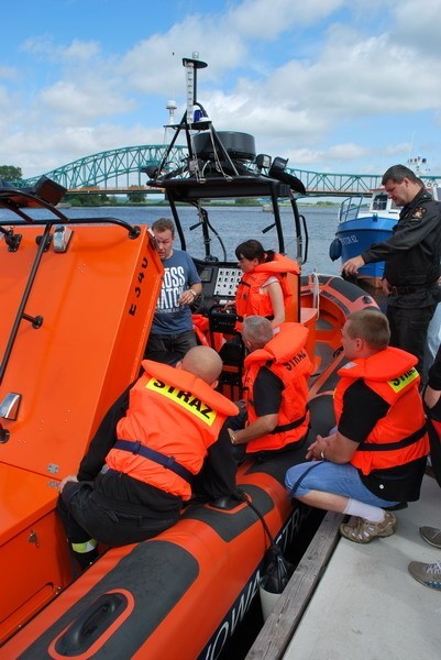 Strażacy zapoznali się z możliwościami łodzi i parametrami...