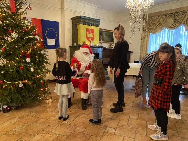 Z inicjatywy prezydenta miasta Janusza Stankowiaka dzieci z Ukrainy, które wraz z rodzinami są objęte wsparciem miasta otrzymały świąteczne paczki