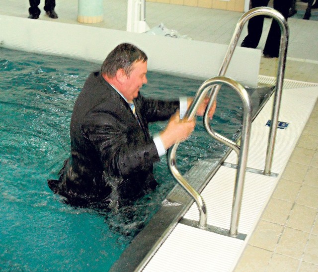 Wójt Roman Banduch wykąpał się w basenie jako pierwszy