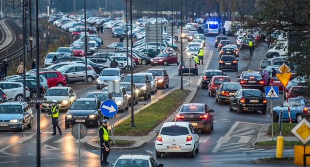 Jak co roku, przy największych bydgoskich cmentarzach szykuje się sporo utrudnień. Drogowcy zapewniają, że wspólnie z policją są już gotowi na przyjęcie wzmożonego ruchu samochodów