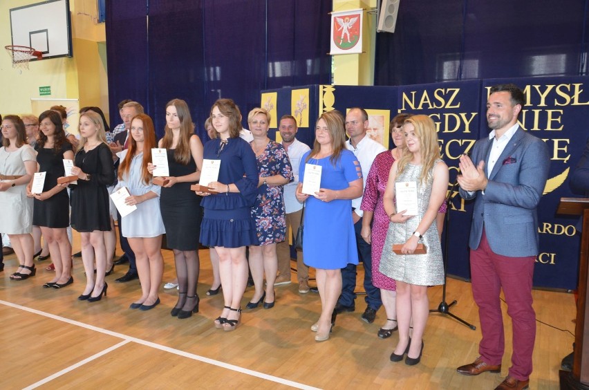 Najlepsi uczniowie w Białej Podlaskiej wyróżnieni. Prezydent wręczył im złote i diamentowe pióra (Zdjęcia)