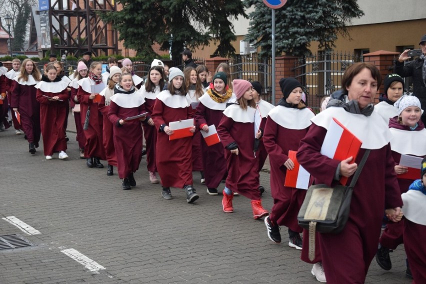 11 listopada w gminie Wejherowo. Biało-czerwony przemarsz w Bolszewie i śpiewanie pieśni patriotycznych w ArtParku