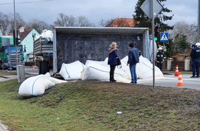 Zdarzenie drogowe - środa, 2.02.2022, godz. 13 na ulicy Kolejowej w Strzelnie.