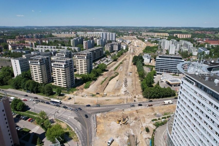 Potężne zmiany na północy Krakowa. Na budowie linii tramwajowej do Górki Narodowej widać coraz więcej ZDJĘCIA