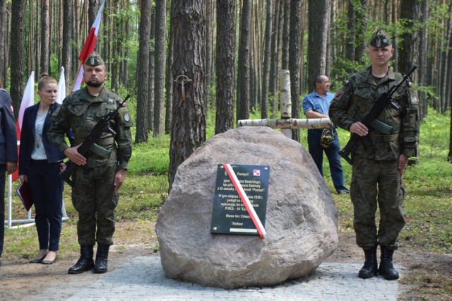 Odsłonięcie pomnika poświęconego lotnikom poległym we wrześniu 1939 r. w lesie koło Gór Prusinowskich