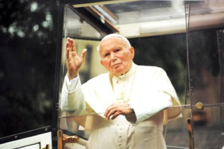 Setne urodziny Jana Pawła II. Ks. Karol Wojtyła, zanim został papieżem, odwiedził Wejherowo