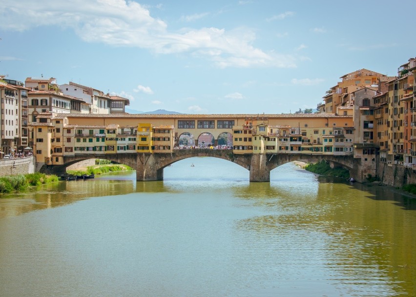 Florencki Stary Most to piękny przykład średniowiecznej...