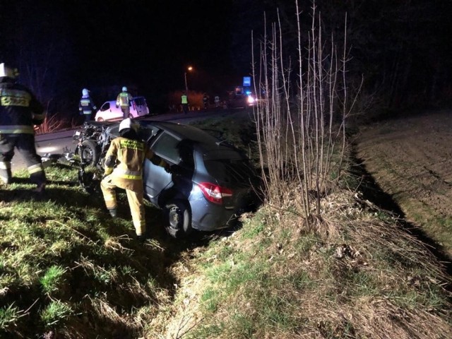 Samochód osobowy zderzył się z traktorem rolniczym na drodze powiatowej na Powiślu. Rozbity pojazd zatrzymał się w rowie