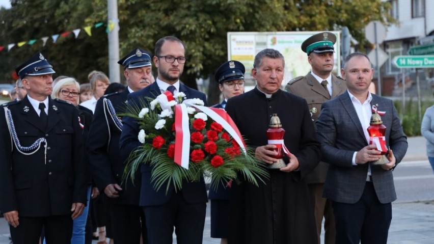 84. rocznica wybuchu II wojny światowej. Burmistrz i mieszkańcy Dąbrowy Białostockiej uczcili pamięć ofiar i bohaterów 