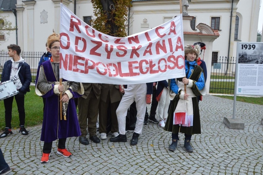 Patriotyczny marsz uczniów szkół pijarskich w Łowiczu [ZDJĘCIA]