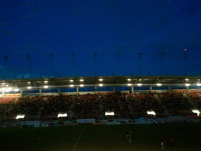 W czasie przerwy na stadionie zgasło światło. Druga część spotkania rozpoczęła się z 45-minutowym opóźnieniem.