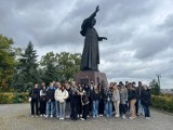 Uczniowie z Liceum Ogólnokształcącego imienia Marii Curie-Skłodowskiej w Kazimierzy Wielkiej na Jasnej Górze. Zobacz zdjęcia