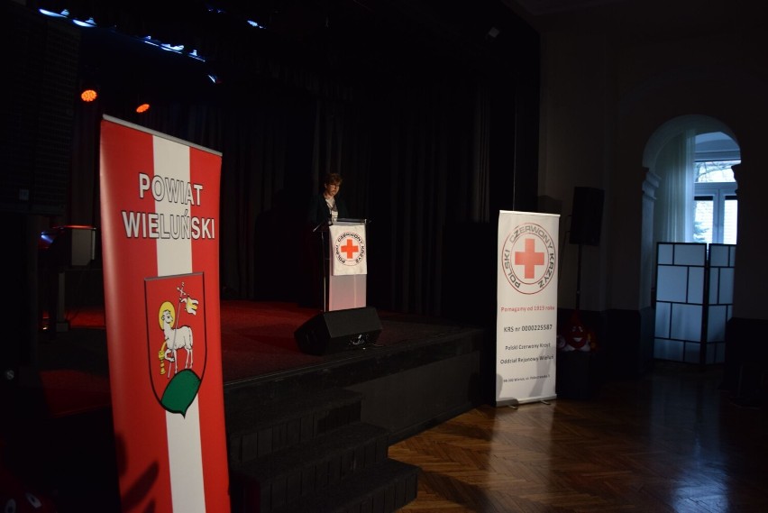 Krwiodawcy z regionu wieluńskiego wyróżnieni ministerialnymi odznakami ZDJĘCIA