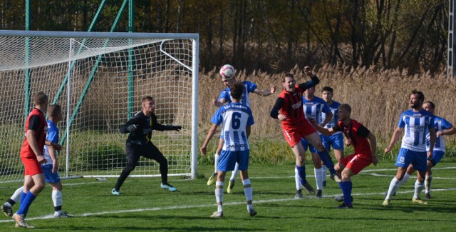 Gaudium Łężyny (biało-niebieskie stroje) wygrało z Wisłoką Błażkowa 4-0