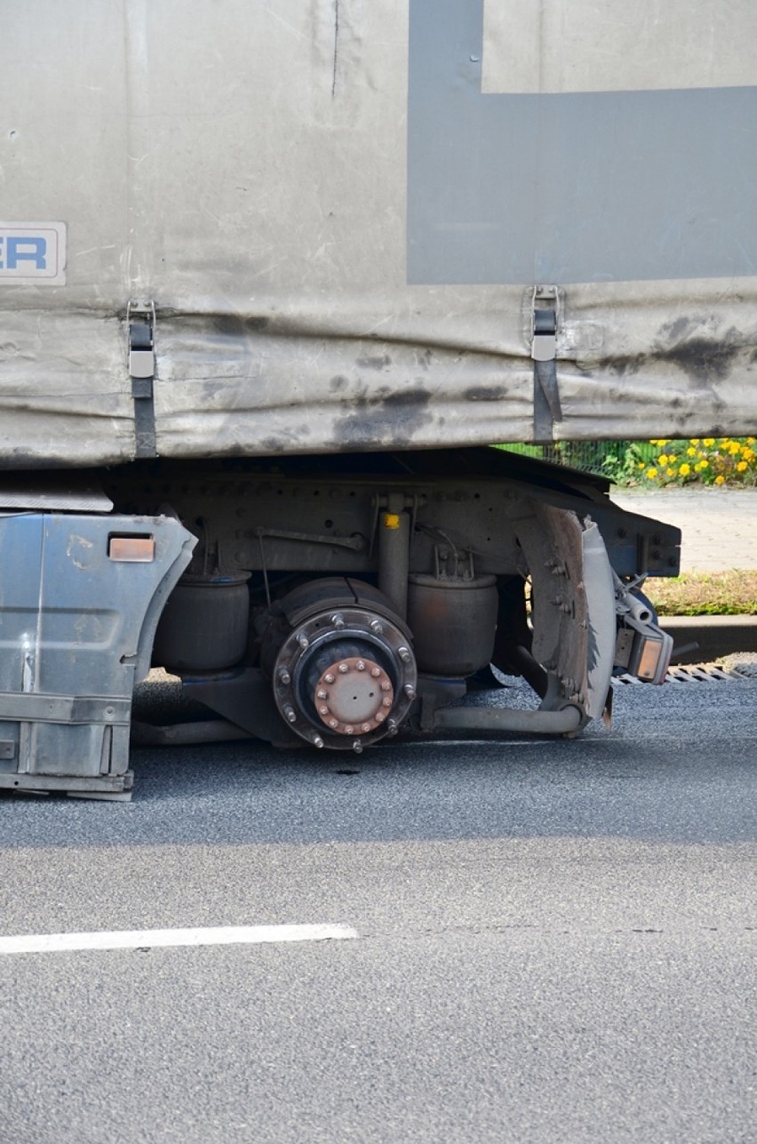 Wypadek w Witaszycach: Od samochodu ciężarowego urwały się...