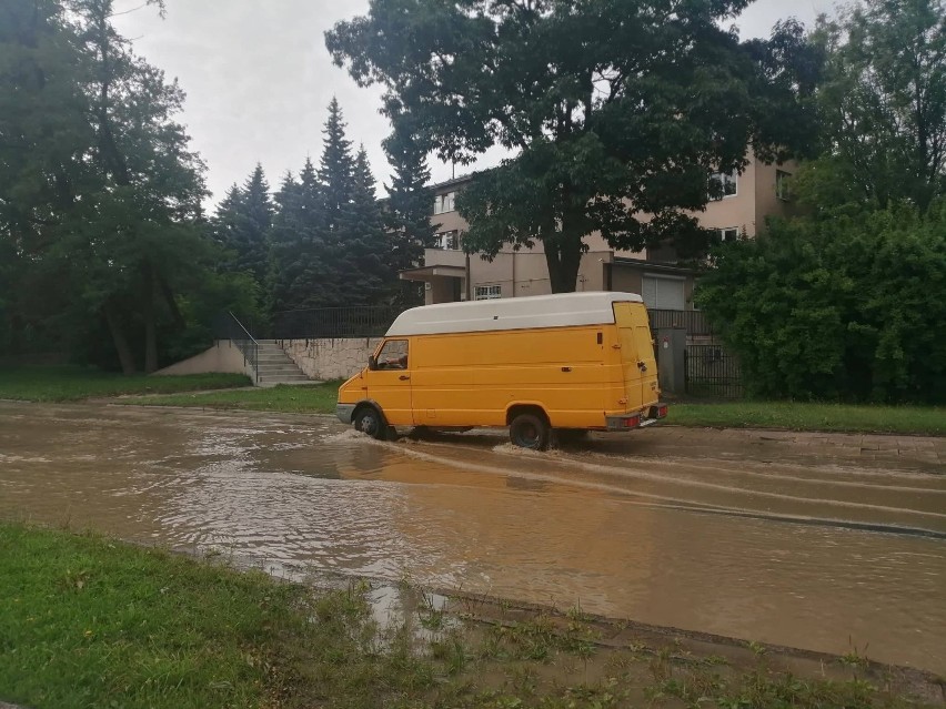 Awaria wodociągowa na ulicy Paradnej w Łodzi