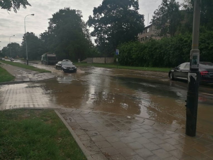 Awaria wodociągowa na ulicy Paradnej w Łodzi