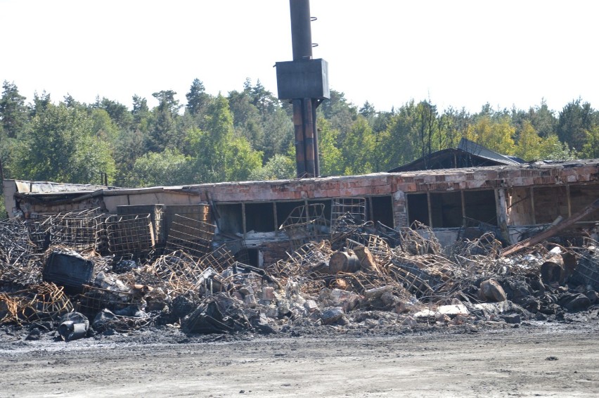 Mieszkańcy Jakubowa po pożarze składowiska: – Znów zostajemy sami z problemem! [ZDJĘCIA POGORZELISKA]