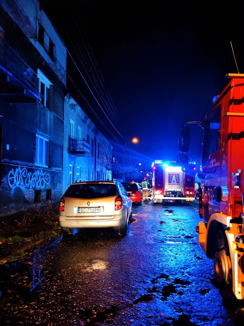 Tragiczny pożar w Częstochowie przy ul. Prostej. W pożarze budynku wielorodzinnego zginęła jedna osoba