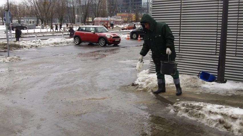 Śląskie: Ślisko na drogach i chodnikach! To zasługa marznącej mżawki