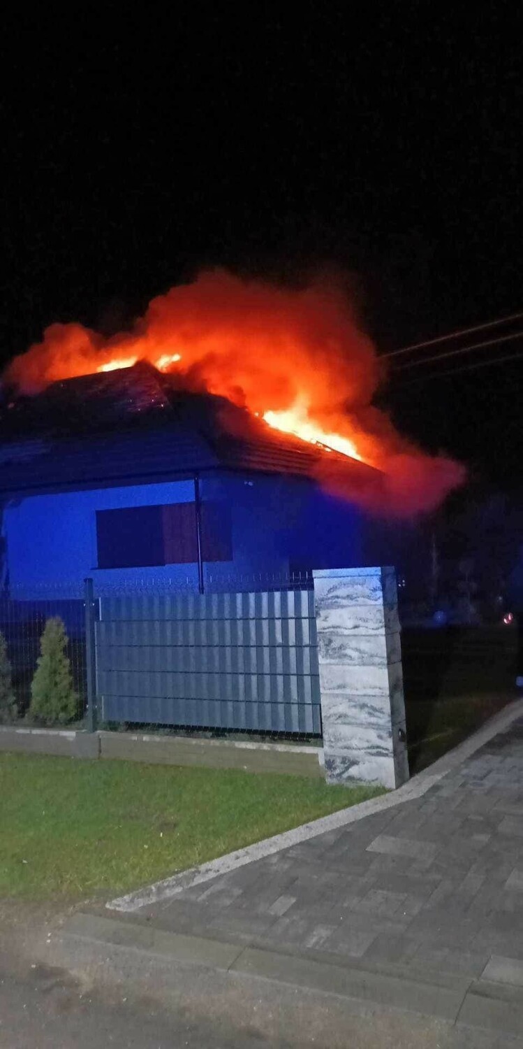 Pożar domu w Buszkowiczkach pod Przemyślem. Ogień gasiło 7 zastępów strażaków [ZDJĘCIA]