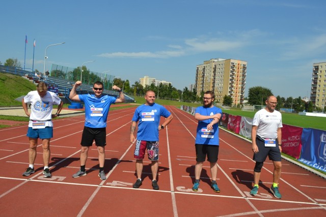 W Chorzowie odbył się bieg Niebieska mila. Uczestnicy musieli okrążyć stadionowe boisko aż cztery razy. Świetnie sobie poradzili i dobrze się bawili. 

Zobacz kolejne zdjęcia. Przesuń zdjęcia w prawo - wciśnij strzałkę lub przycisk NASTĘPNE