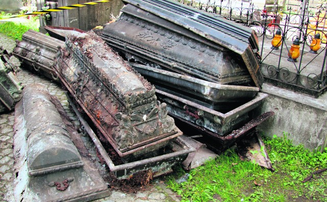 Doczesne szczątki duchownych ze starych, zdobionych  trumien zostały przełożone na cmentarzu do nowych