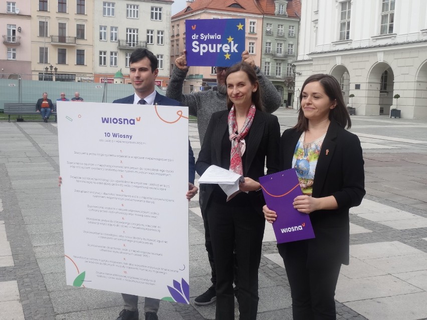 Kandydaci Wiosny do Parlamentu Europejskiego promowali w Kaliszu "Dziesiątkę dla Osób z Niepełnosprawnościami"