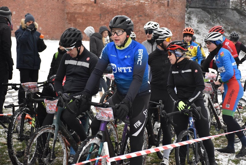 Zamek w Malborku tego jeszcze "nie widział". Odbył się ekstremalny wyścig na rowerach, czyli Cyclocross Wałami von Plauena  