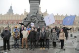 Kraków: demonstrowali na Rynku Głównym by poprzeć Ukraińców i Białorusinów [ZDJĘCIA]