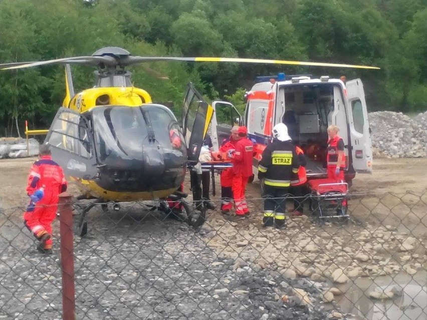 Wypadek w Gilowicach na ul. Krakowskiej. Samochód uderzył w płot. Cztery osoby ranne