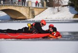 Pokaz ratownictwa na lodzie na stawie Amelung. Rusza akcja "Dej pozór co niy ujedziesz!" ZDJĘCIA