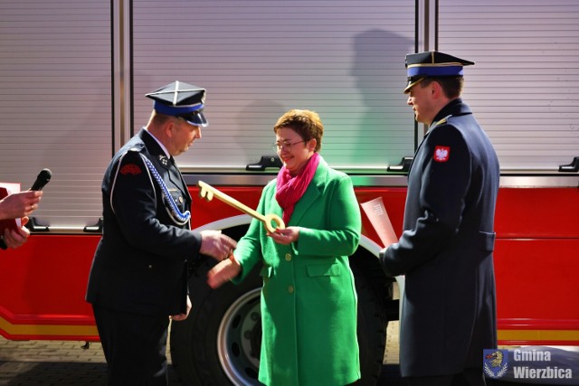 Wójt Gminy Wierzbica Bożena Deniszczuk przekazuje symboliczny klucz do nowego wozu  prezesowi OSP Wierzbica Tadeuszowi Kocińskiemu.
