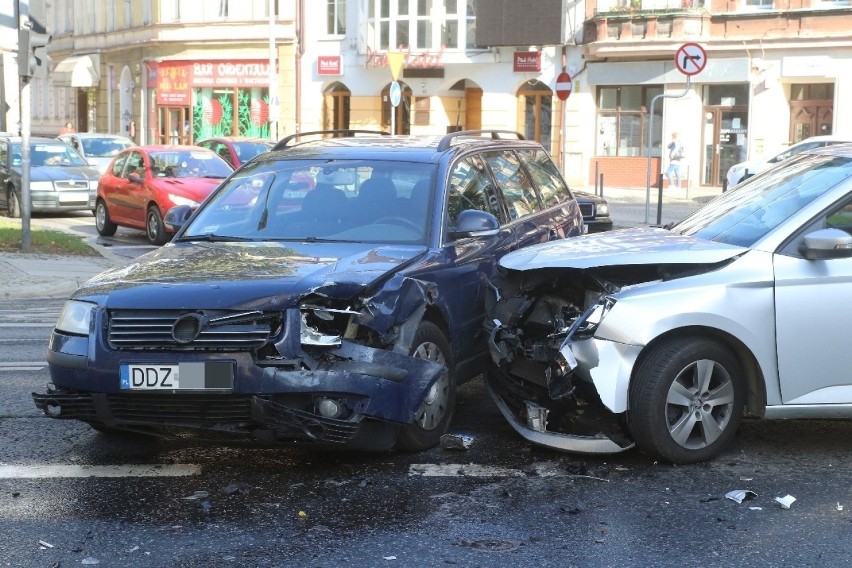 Wypadek na Trzebnickiej. Czołowe zderzenie (ZDJĘCIA)