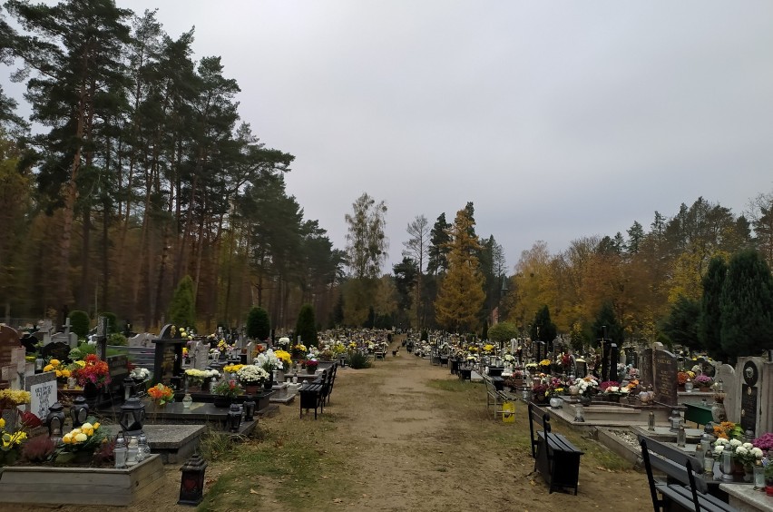 Cmentarz w Lęborku jednak "trochę" otwarty? Są też odwiedzający groby