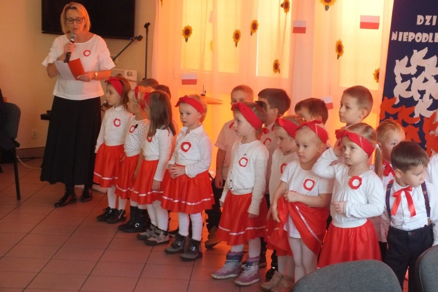 Czterolatki z przedszkola nr 2 w Wągrowcu w patriotycznym wystąpieniu dla seniorów